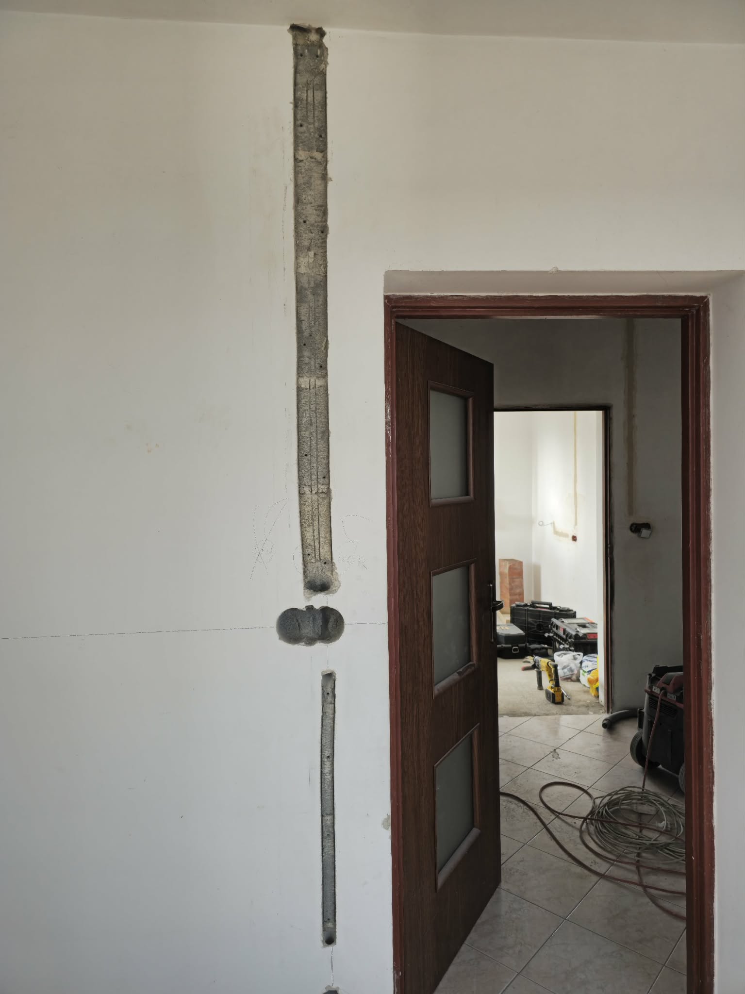 Bruzdy pod przewody elektryczne w remontowanym wnętrzu